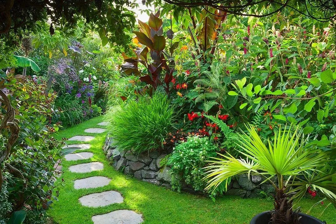 诗情画意的别墅庭院小路，让您忘却奔波和忙碌，让心灵跟上脚步