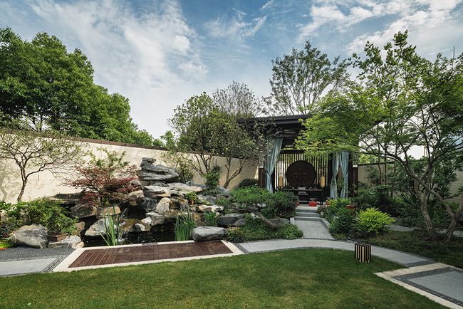 在挑选中式庭院花园的户外家具时，如何做好材质选择?